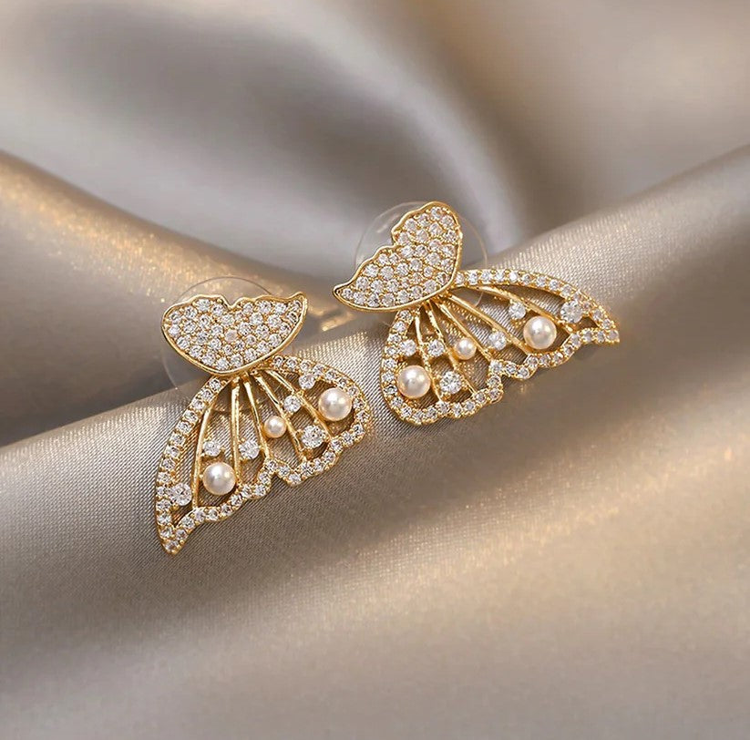 Beautiful Korean Pearl and Cubic Zirconia Stud Earrings